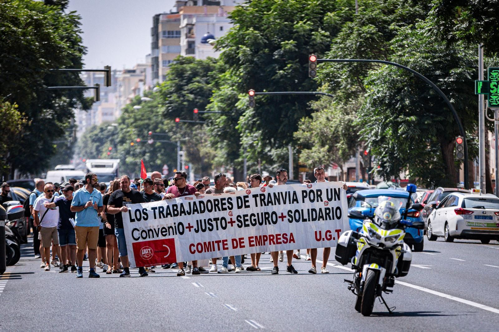 Los trabajadores de los autobuses urbanos, manifestándose por la avenida principal de Cádiz.