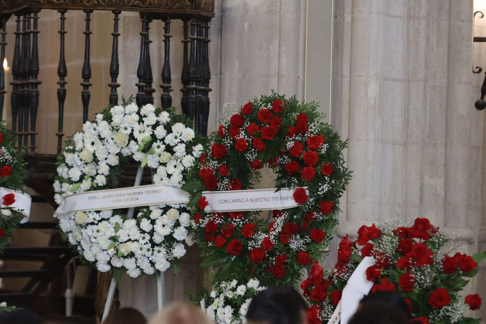 Así es la capilla ardiente de Rafael de Paula en Santiago: capote, montera y la bandera gitana