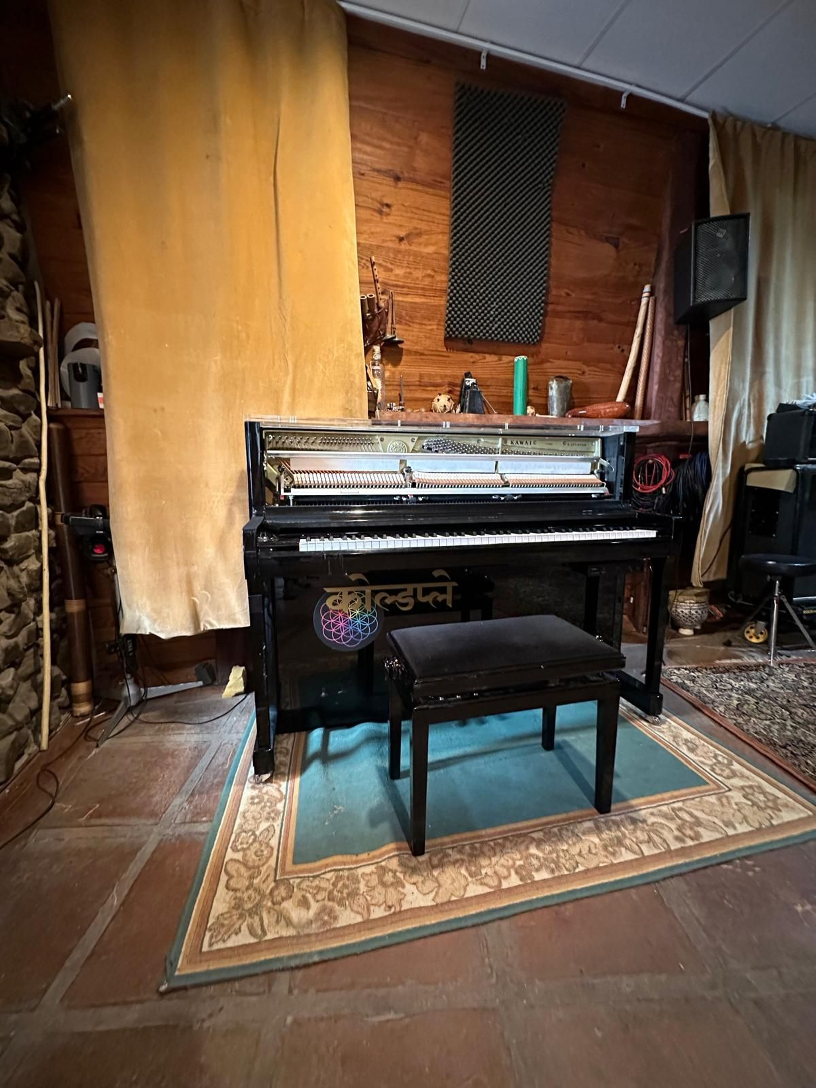 El piano acústico de Coldplay en el estudio de Punta Paloma. El piano acústico de Coldplay en el estudio de Punta Paloma.
