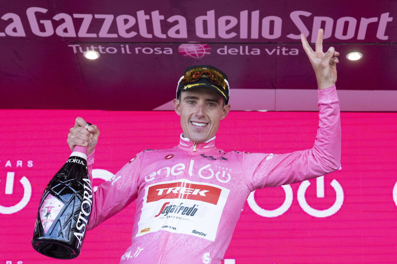 Juanpe López hace el signo de la victoria en el podio del Giro.