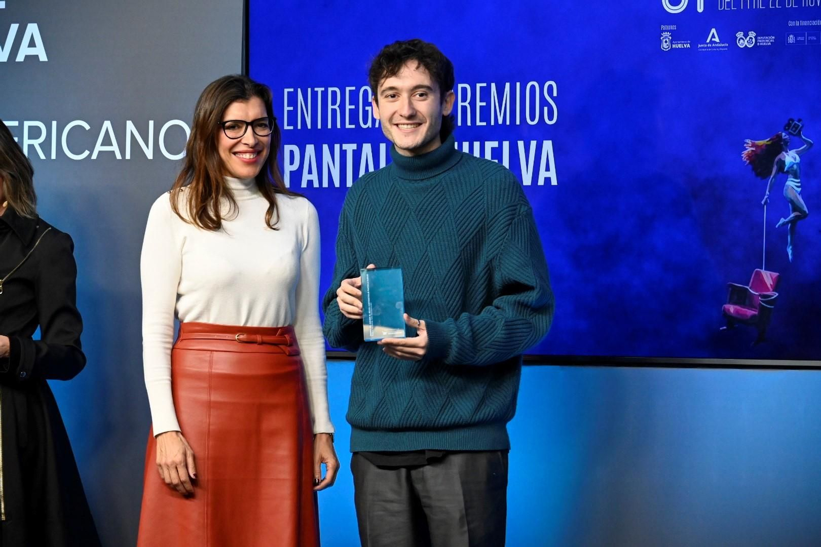 La directora de la Fundación Atlantic Copper, Ángeles Sánchez, con Álvaro León, premiado por ‘Origami’.