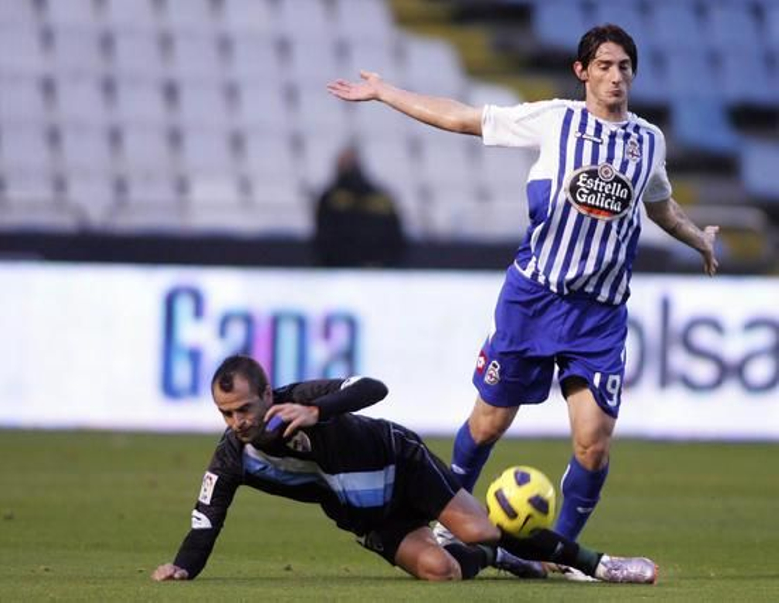 El Málaga se lleva un castigo severo de Riazor (3-0). El equipo blanquiazul se fue al descanso con dos goles en contra y no pudo reconducir el partido en el segundo tiempo.