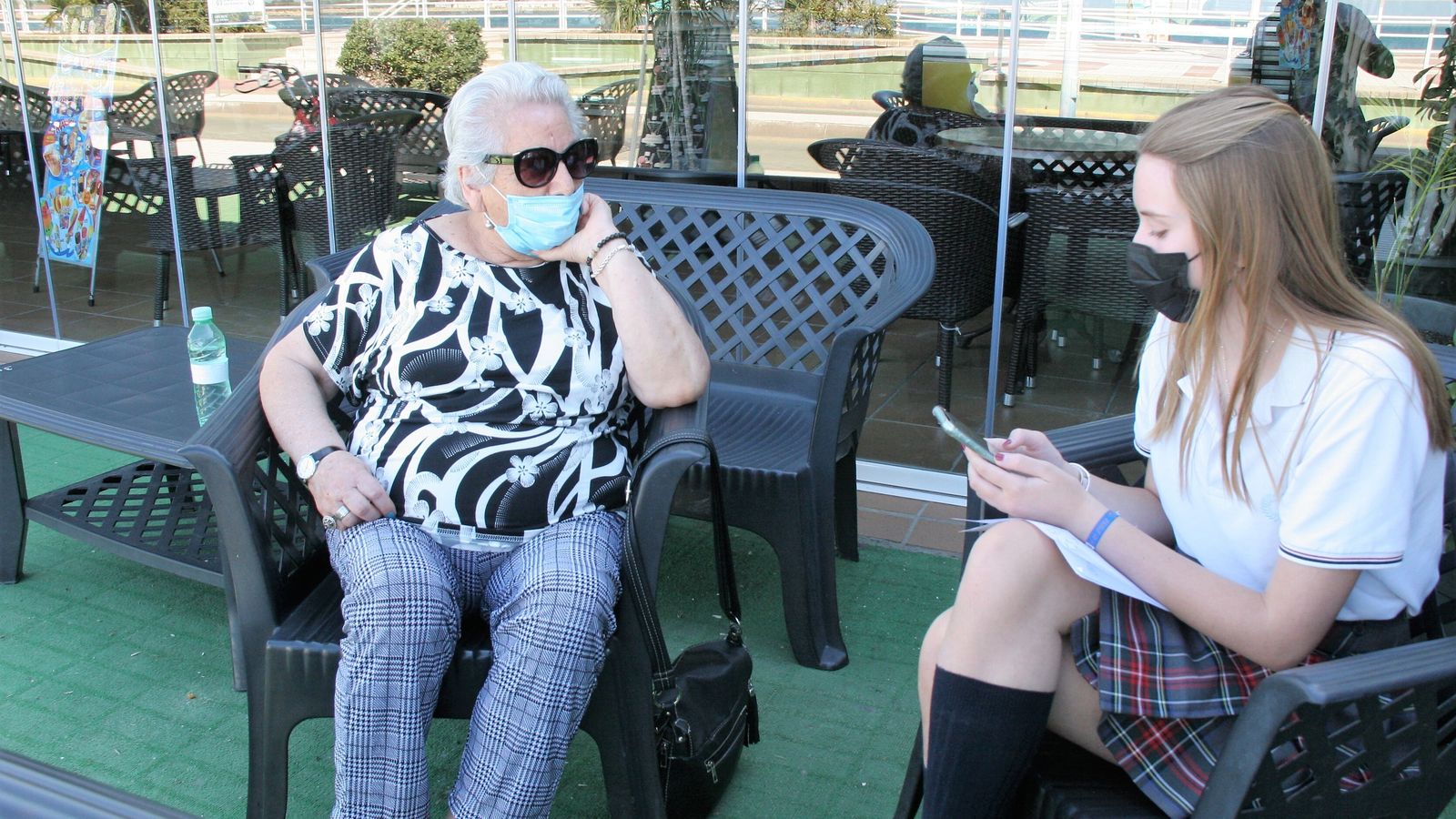 La alumna Sofía Blanco conversa con Juana Castañeda.