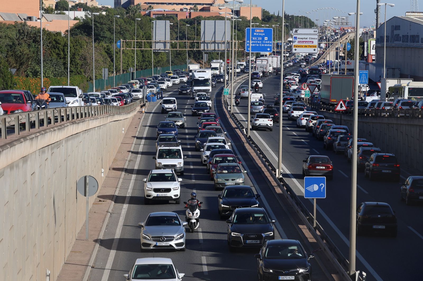 La carretera A-357 de Málaga con tráfico.