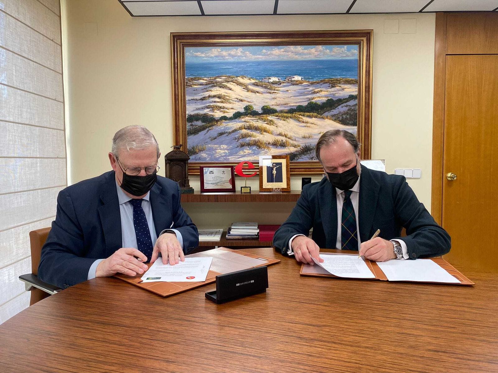 Francisco Vélez, presidente del Consejo; y José Luis García-Palacios Álvarez, presidente de la Fundación Caja Rural del Sur, durante la firma.