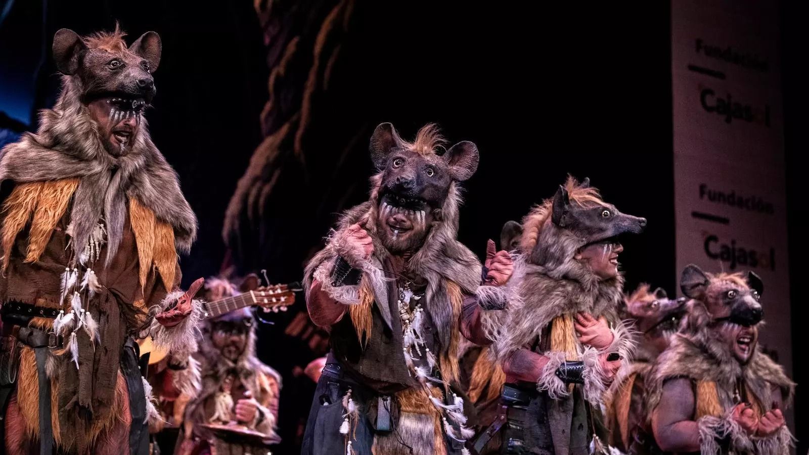 En la sesión coincidieron con 'Luna llena', una comparsa llena de hienas desde Alcalá de Guadaira que dicen alimentarse de la carroña del Carnaval .