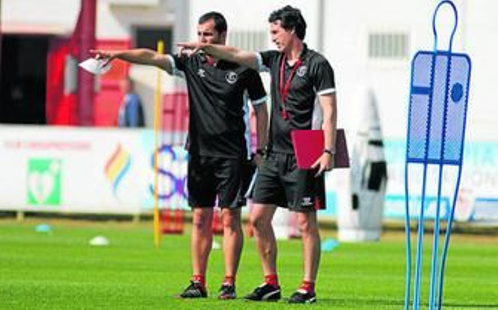 Unai Emery, dirigiendo el entrenamiento matutino de ayer en la ciudad deportiva junto a uno de sus ayudantes, Diego Martínez.