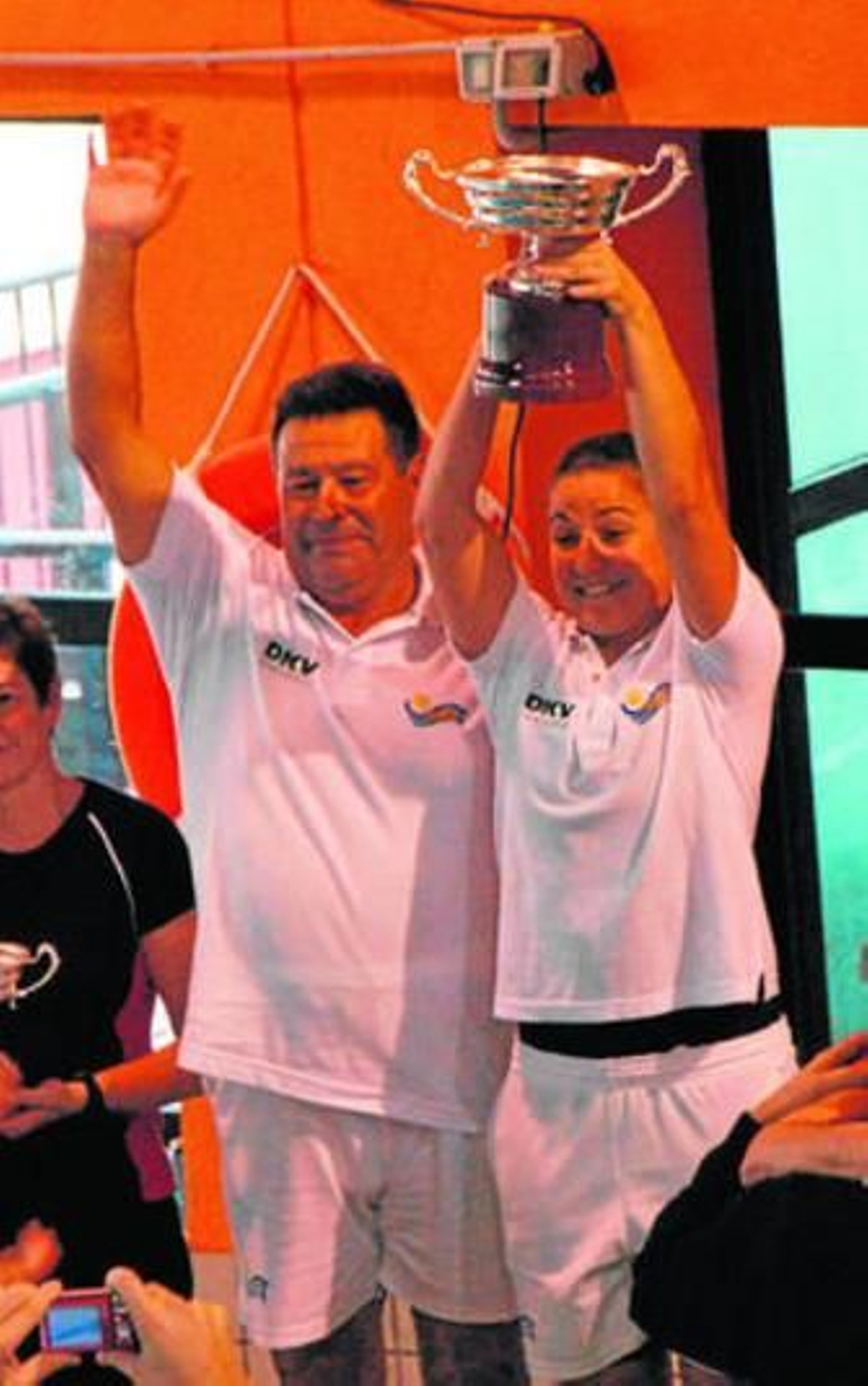 Manolo Mestre, recogiendo uno de los trofeos ganados por el Club Natación Jerez. Manolo Mestre, recogiendo uno de los trofeos ganados por el Club Natación Jerez.