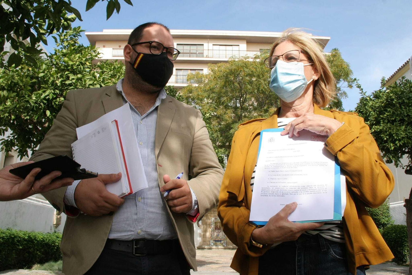 María José Pelayo junto a Javier Bello, en la Plaza Colón de El Puerto.