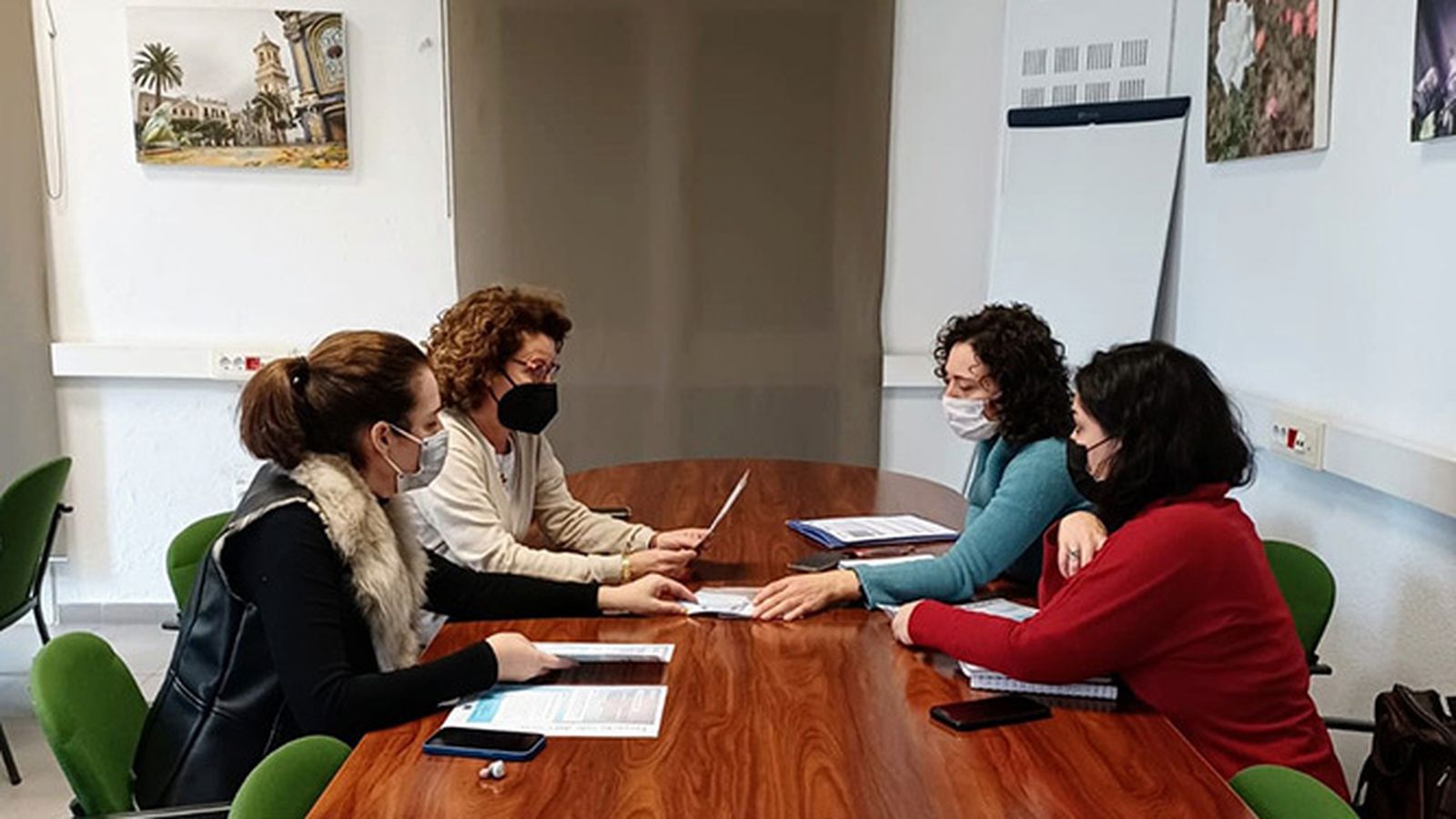 Integrantes de Cepaim, con la delegada de Igualdad, Paula Conesa.