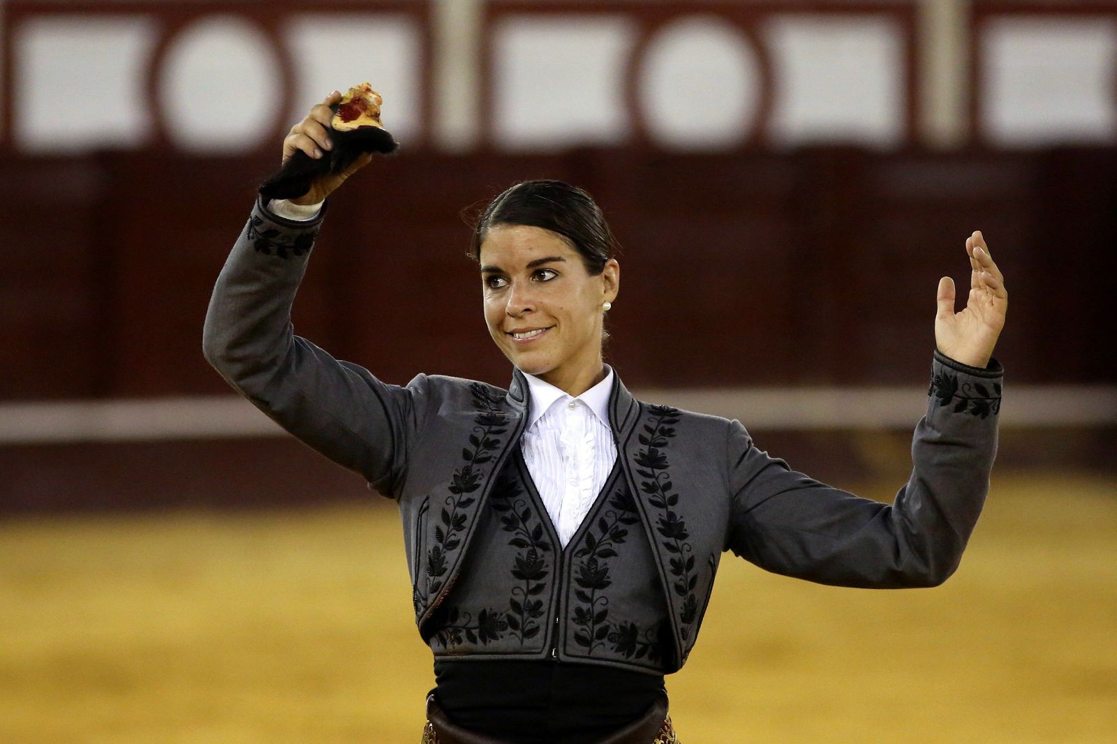 Lea Vicens sonríe victoriosa tras cortar una oreja con mucha fuerza a su segundo.