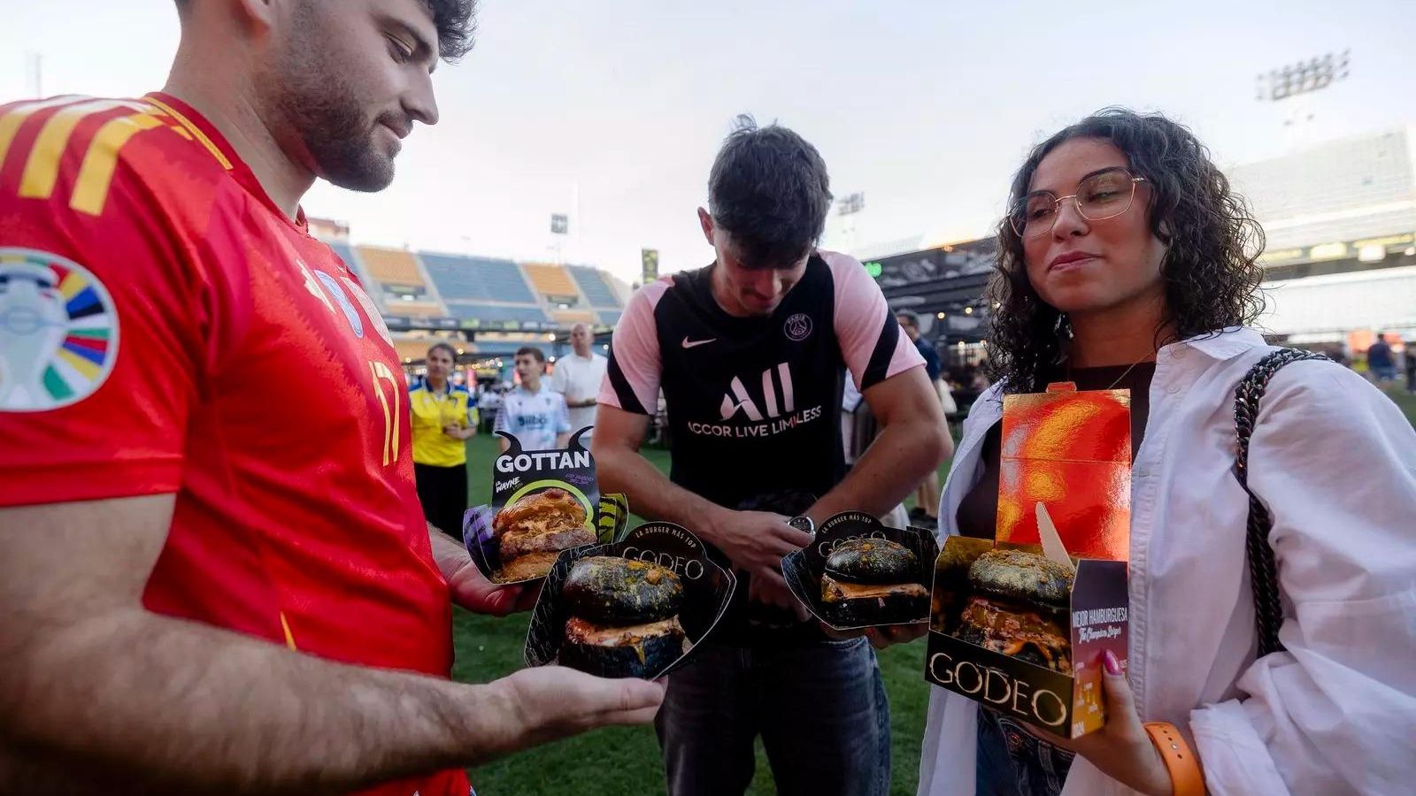 Asistentes a 'the Campions burger' preparados a disfrutar de la Royal Gold, de Godeo, hamburguesa ganadora. Asistentes a 'the Campions burger' preparados a disfrutar de la Royal Gold, de Godeo, hamburguesa ganadora.