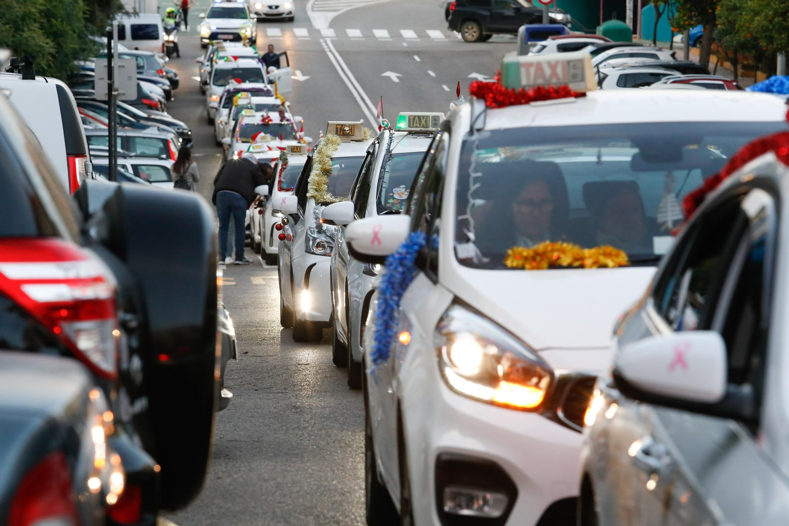 Las fotos del paseo en taxi al alumbrado de Navidad de Algeciras para los mayores
