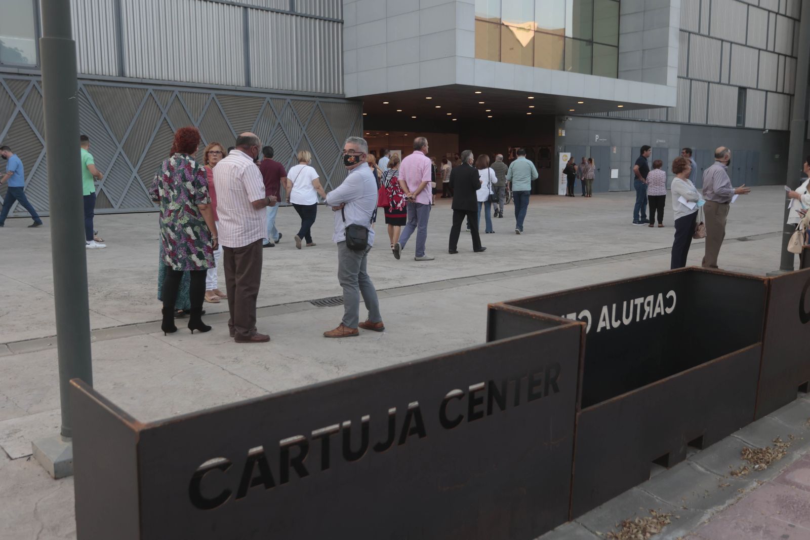 Gente dirigiéndose para ver a Cantores de Híspalis en el Cartuja Center (que se llenó).