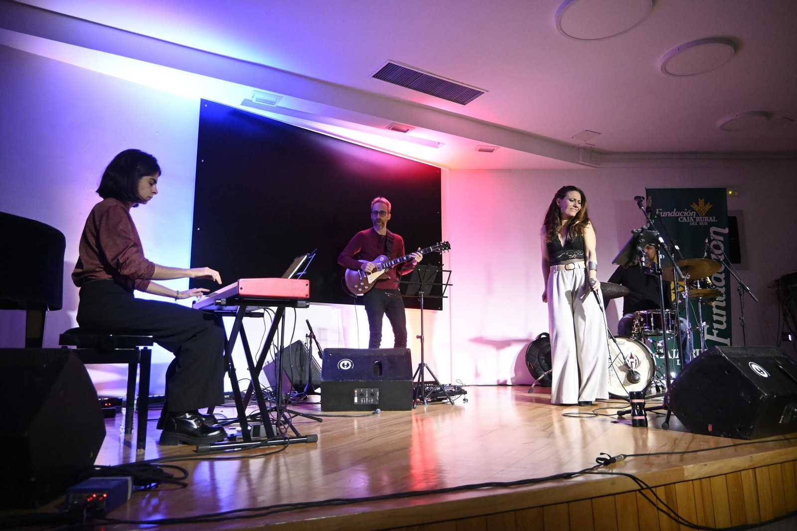 Actuación de Antonia Ferrá dentro del ciclo 'Música y otros ritmos' en imágenes