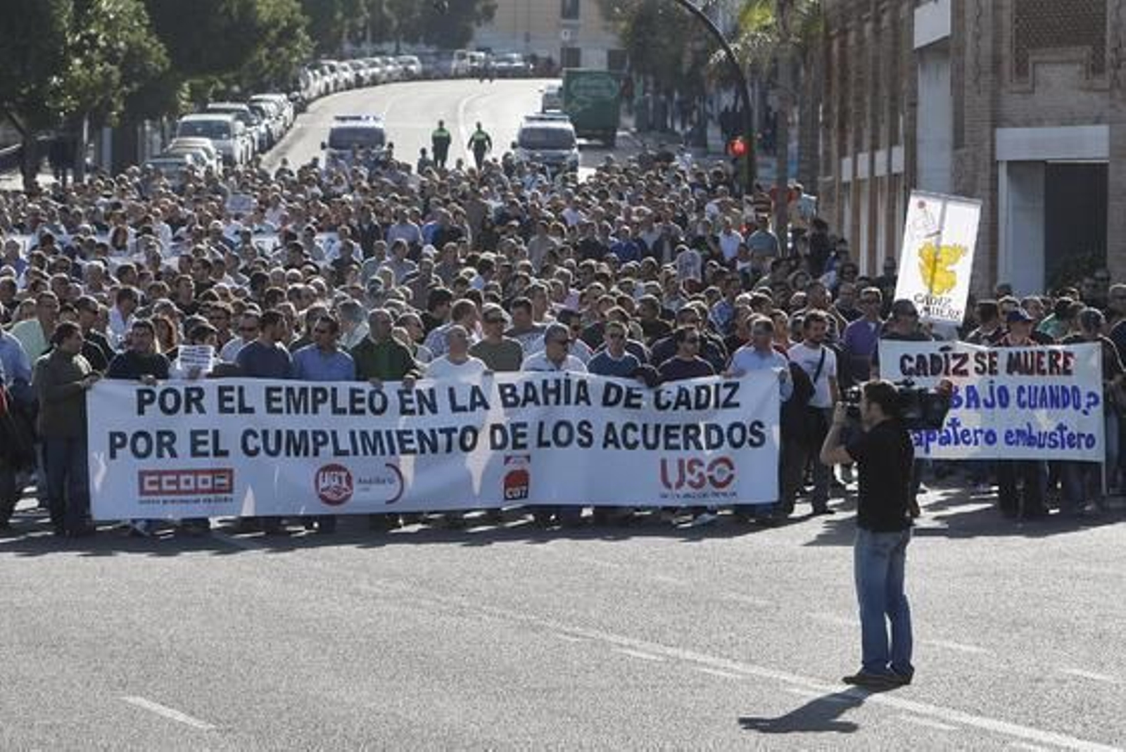 De nuevo los ex trabajadores de Delphi se han manifestado por las calles de la capital para reclamar "una vez más" que la Junta de Andalucía resuelva su problema "tras tres años" desde que se cerró la factoría de Puerto Real. Foto: Jose Braza De nuevo los ex trabajadores de Delphi se han manifestado por las calles de la capital para reclamar "una vez más" que la Junta de Andalucía resuelva su problema "tras tres años" desde que se cerró la factoría de Puerto Real.
Foto: Jose Braza