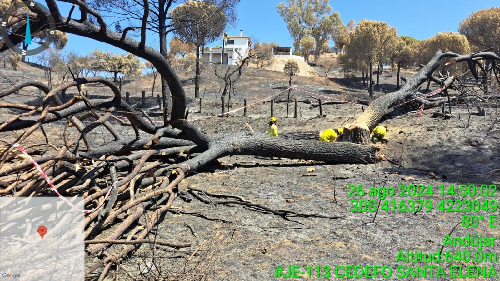 Los agentes de Plan Infoca en las labores de extinción.