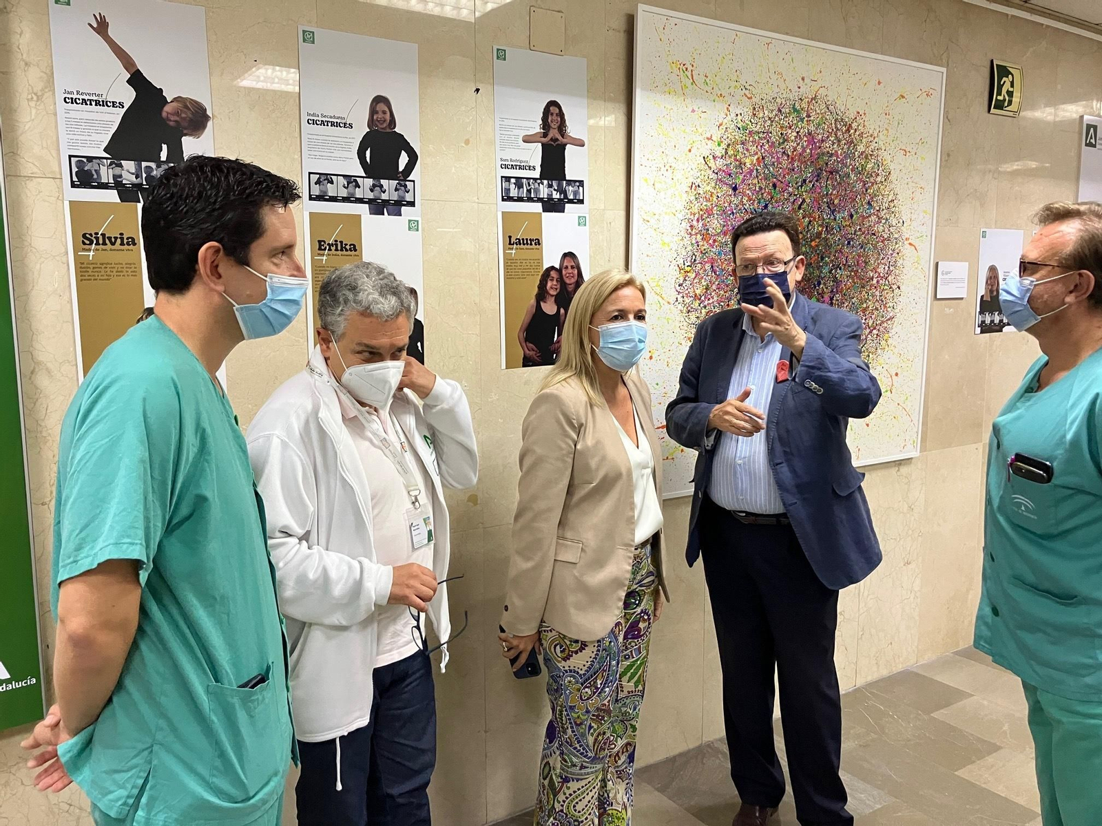 Inauguración de la exposición del colectivo de trasplantados hepáticos, AETHEC, en el Hospital Universitario Puerta del Mar de Cádiz.