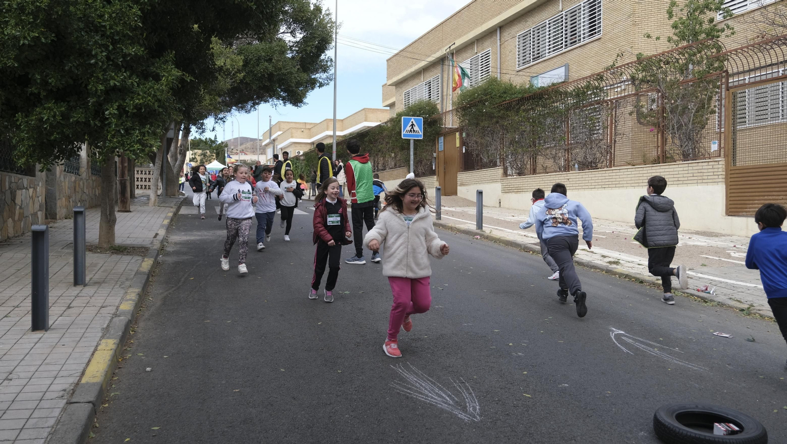 Imágenes de la carrera infantil contra el cáncer en el CEIP Francisco de Goya