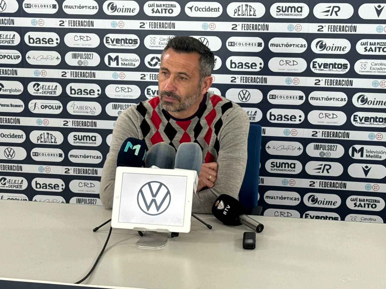 Manolo Herrero atiende a los medios de comunicación en el Álvarez Claro.