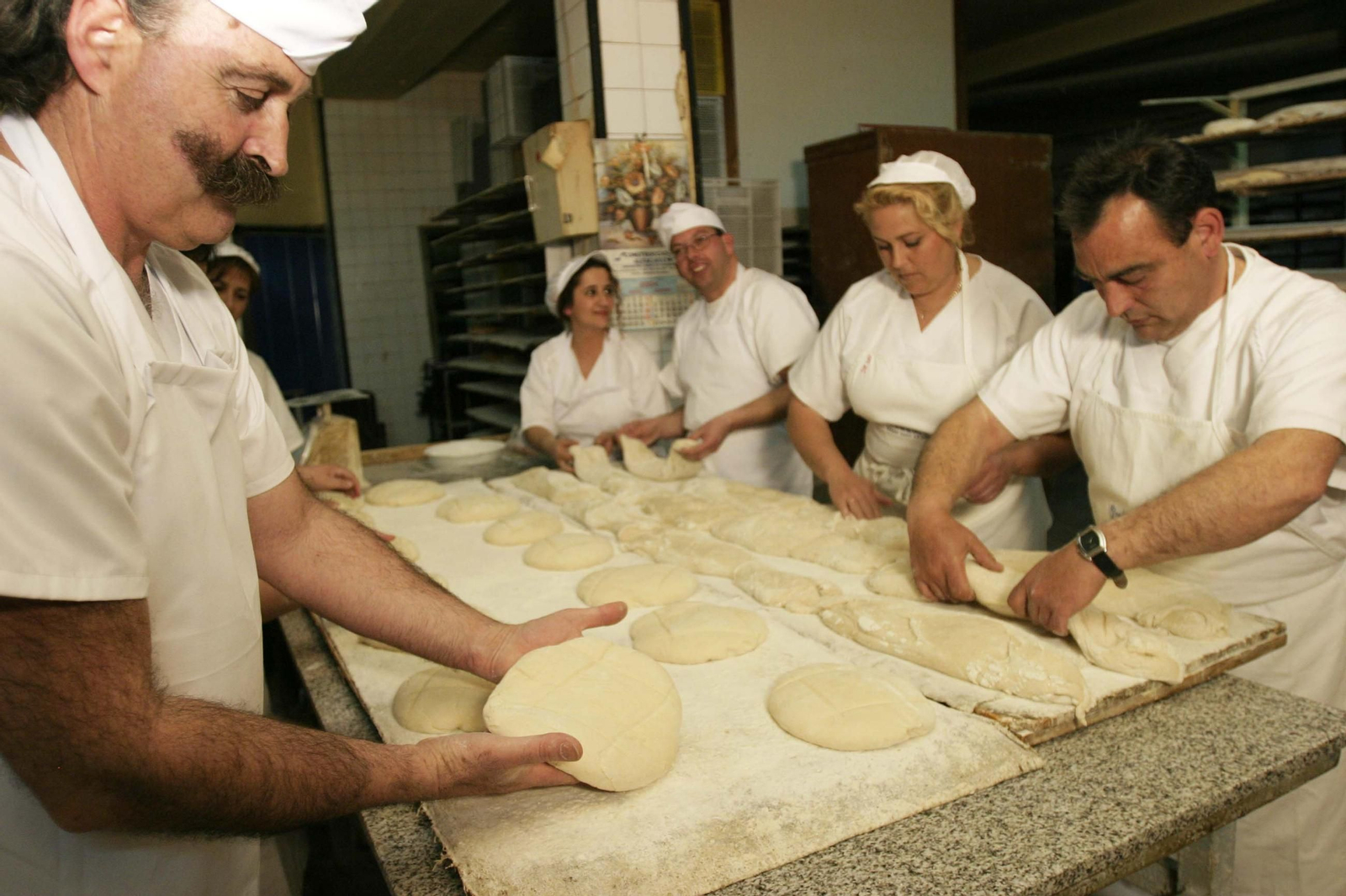 Varios panaderos elaboran el famoso pan de Alfacar en una imagen de archivo.