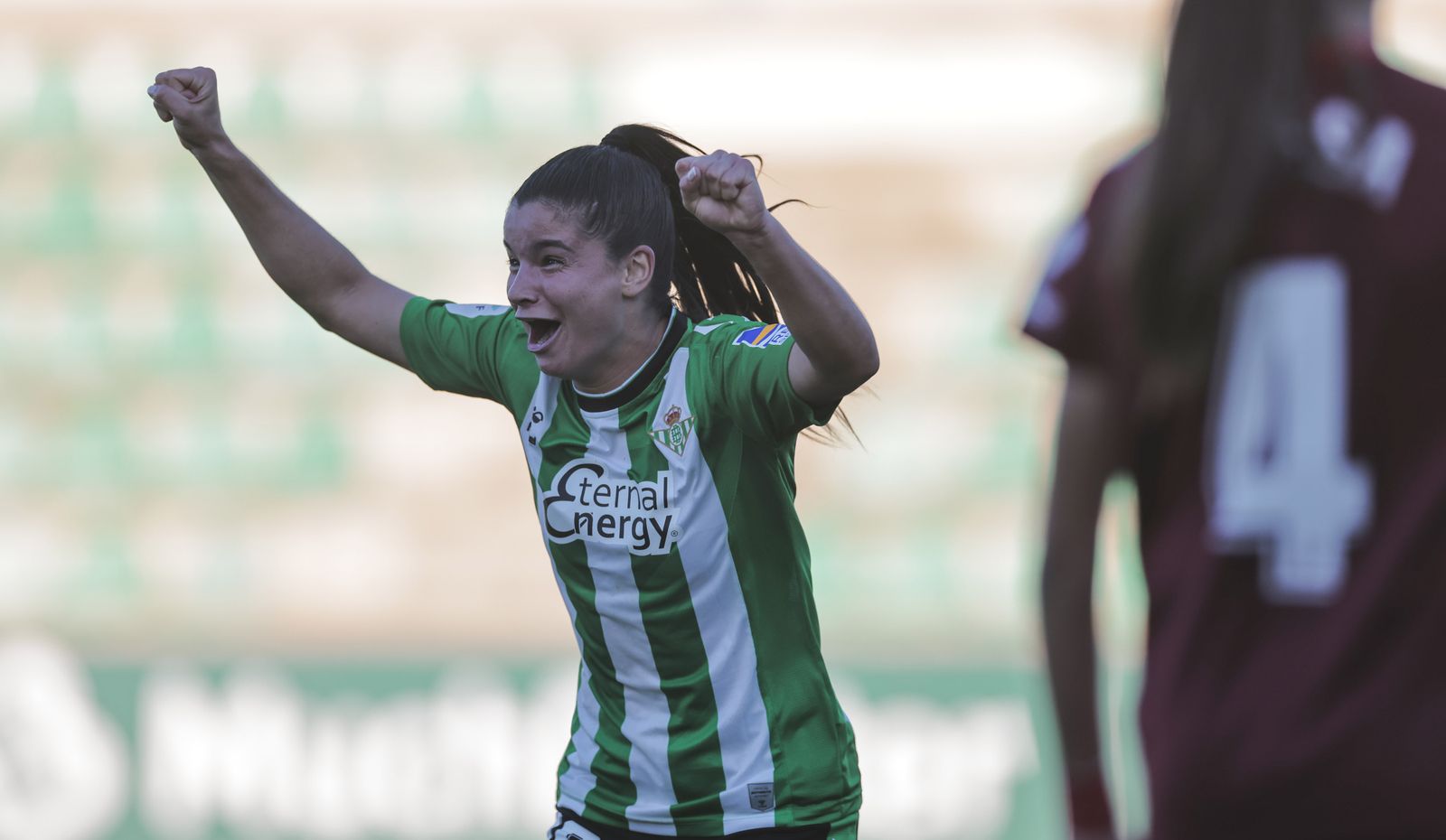 La bética Violeta Quiles celebra su gol, el 2-0, ante la sevillista Teresa Mérida.
