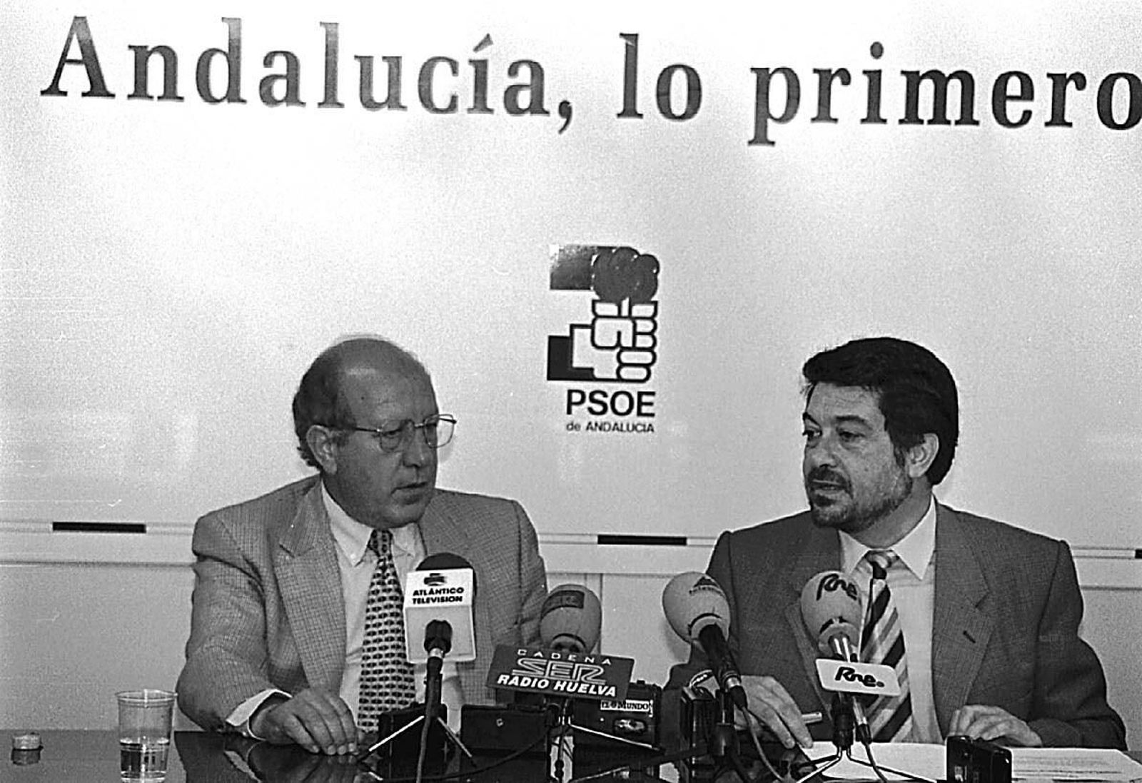 Javier Barrero, toda una vida ligado a la política onubense en imágenes