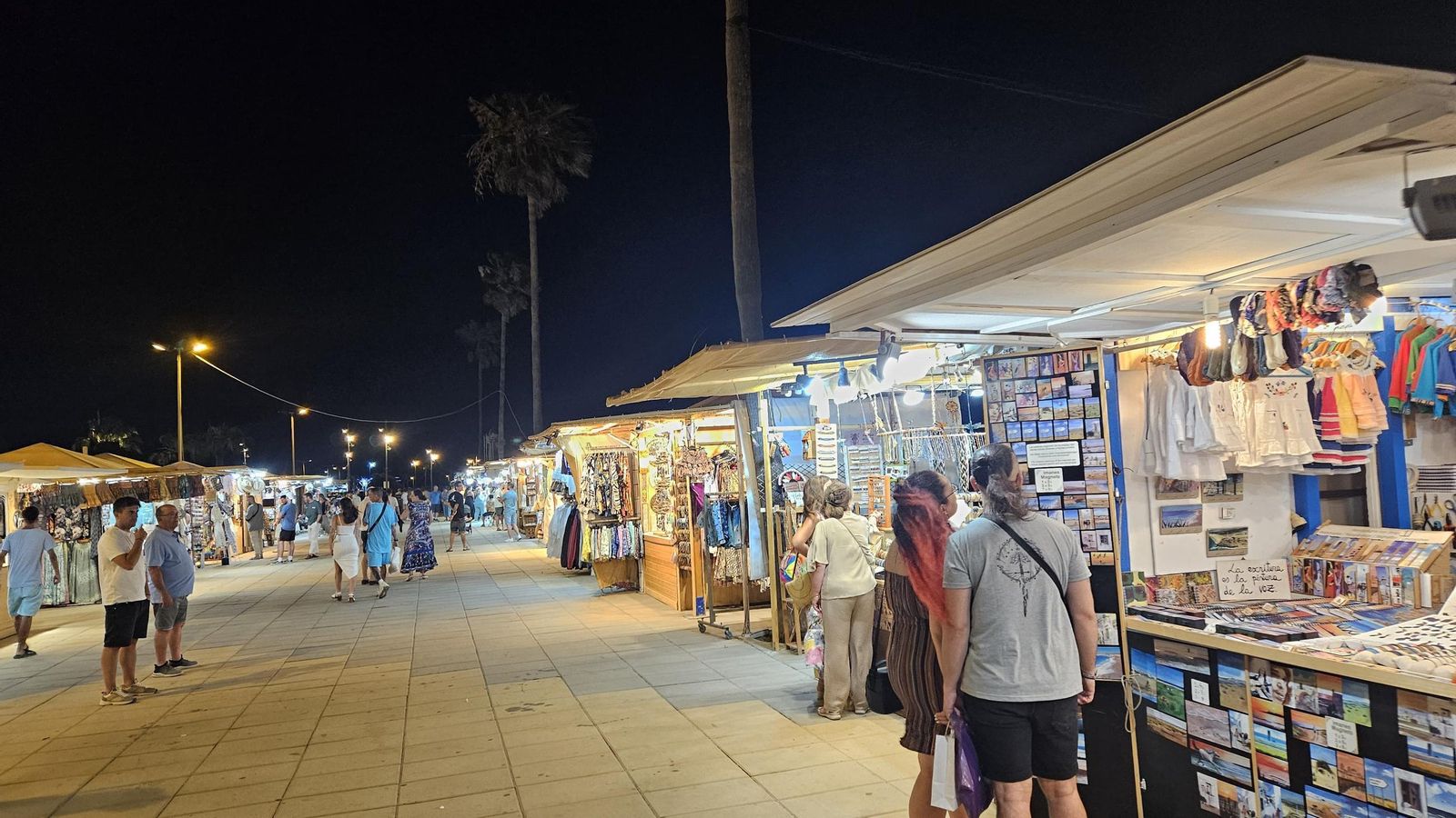 Puestos de artesanía en el paseo marítimo de Conil Puestos de artesanía en el paseo marítimo de Conil