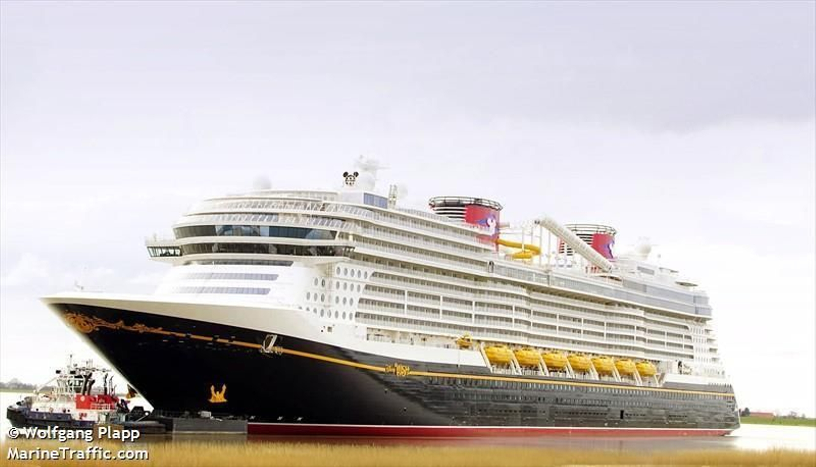 Imágentes de varios cruceros de Disney, a su paso por la Bahía de Cádiz