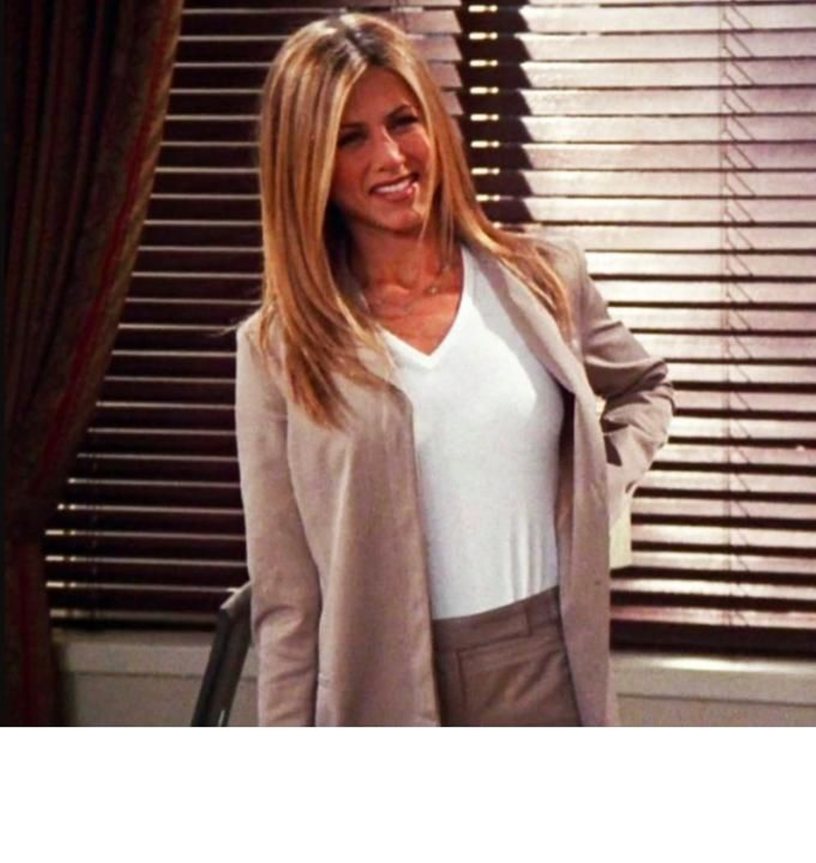 Rachel Green con traje sastre y camiseta.