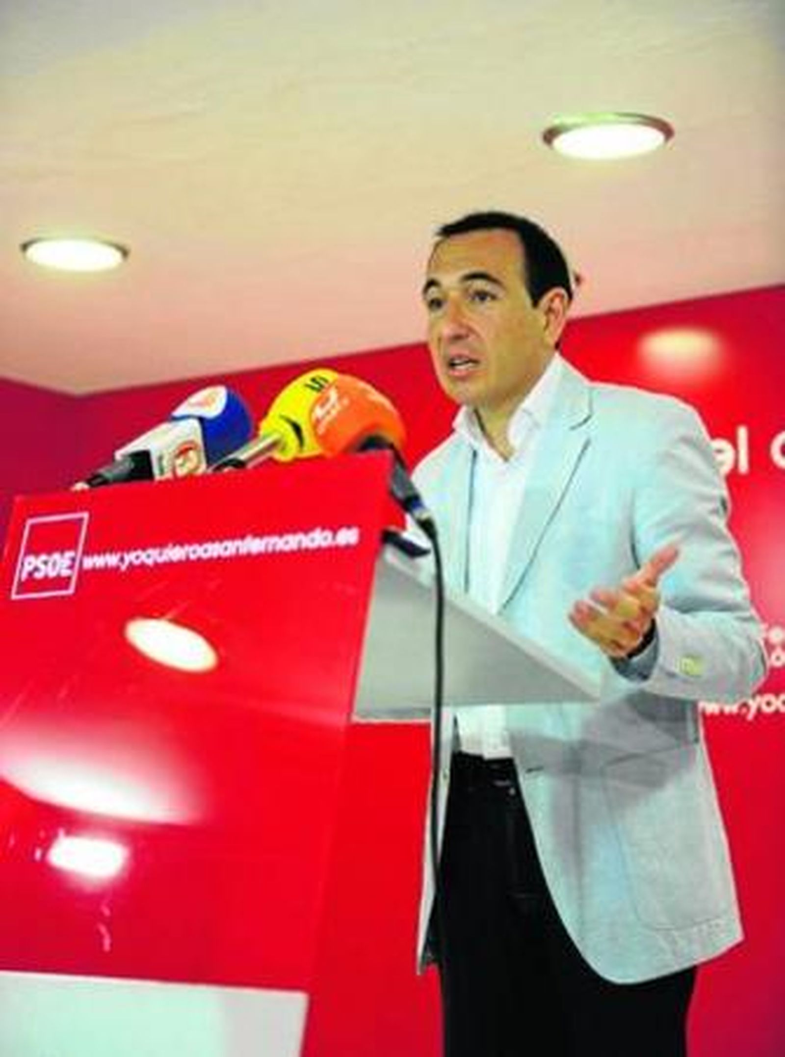 López, compareciendo ayer por primera vez tras las elecciones en la sede de la Casa del Pueblo.