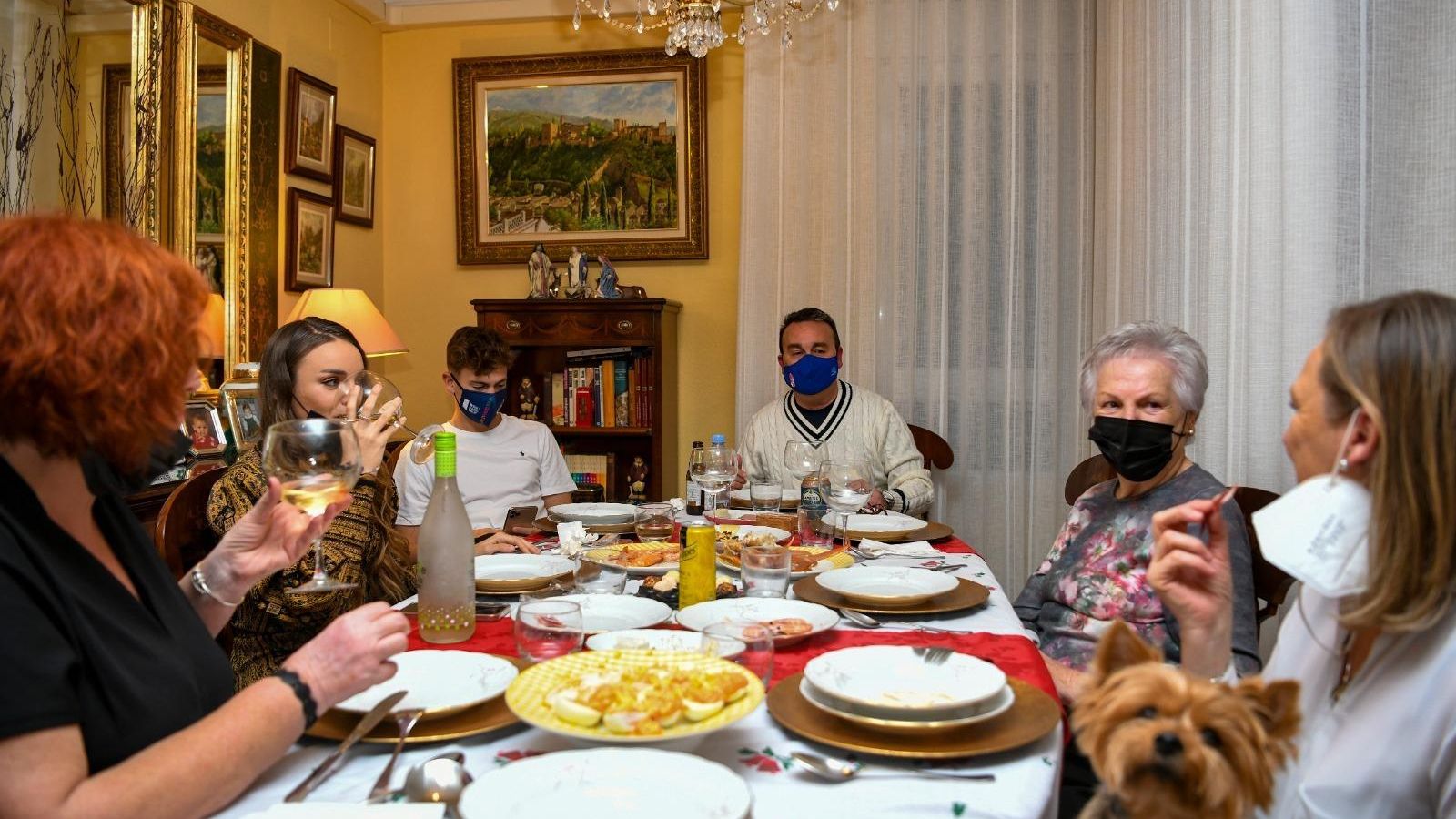 La familia del granadino Jesús Jiménez celebra la Nochebuena con mascarilla.