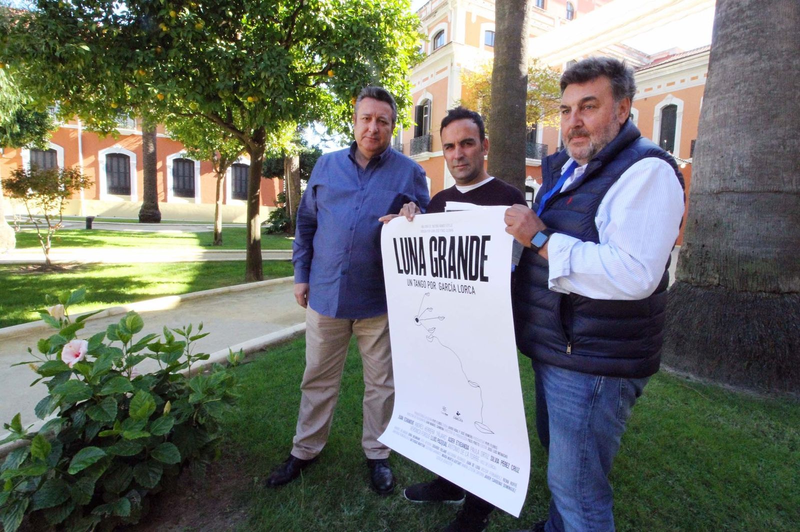 José Antonio del Saz, Juan José Ponce y José Flores, con el cartel del documental en la Casa Colón.