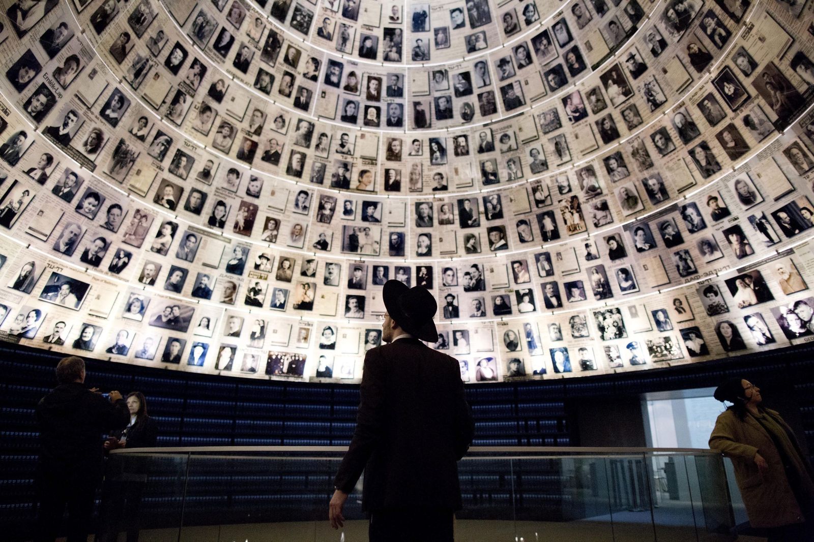 Un israelí, ayer, ante las fotos del Museo Yad Vashem en Jerusalén en memoria de las víctimas del Holocausto.