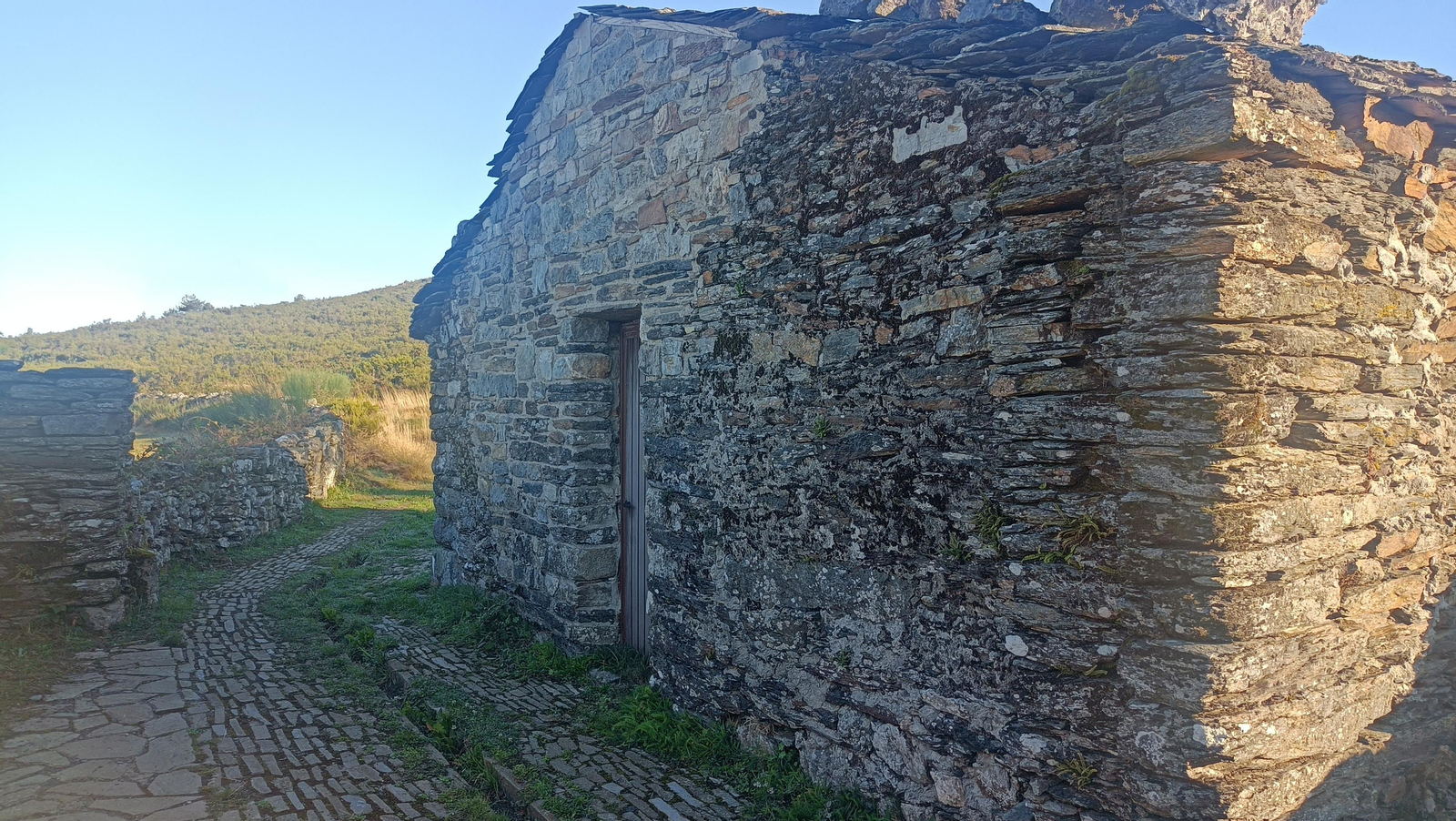 Ruinas el Real Hospital de Santiago de Montouto, principal hito de esta etapa.