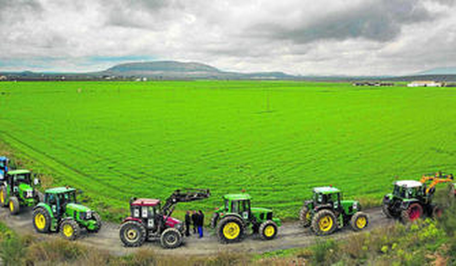 Una gran concentración de tractores que se produjo junto a los terrenos donde se iba a asentar el anillo ferroviario en señal de protesta.