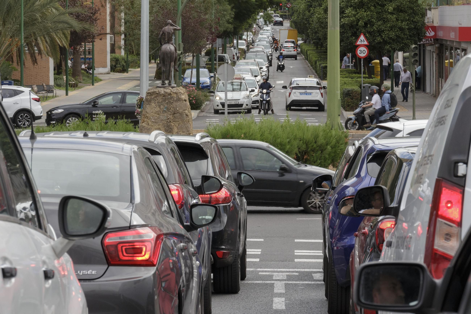 Obras de la construcción del carril del tranvibus que conectará Santa Justa, Sevilla Este y Torreblanca