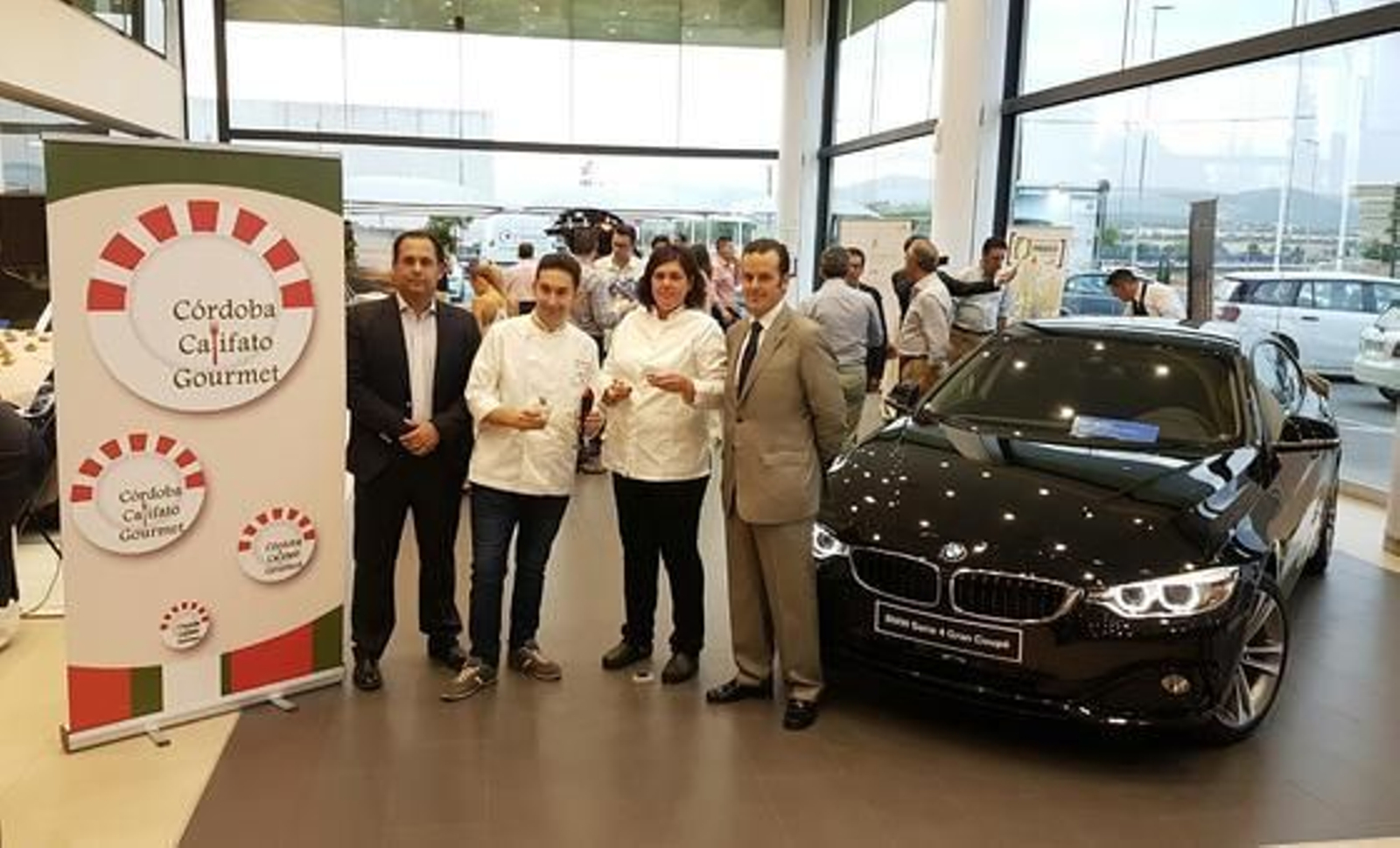 Califato Gourmet en San Rafael Motor. San Rafael Motor, concesionario oficial de BMW y MINI para Córdoba y provincia, acogió anoche la presentación del vehículo oficial de la III Edición de Califato Gourmet, que se desarrollará en la capital cordobesa del 25 al 27 de septiembre. La chef cordobesa Celia Jiménez y el Campeón de España de Pastelería y de Europa de bollería José Roldán fueron los encargados de elaborar unas tapas en directo en un entorno poco habitual, rodeados de los vehículos oficiales del evento gastronómico más importante de Andalucía y uno de los más prestigiosos del país. Con este acto, la organización ha querido dar un impulso más a un evento de gran nivel que tiene a Córdoba como capital y centro de referencia.

Foto: Rafael A. Butelo