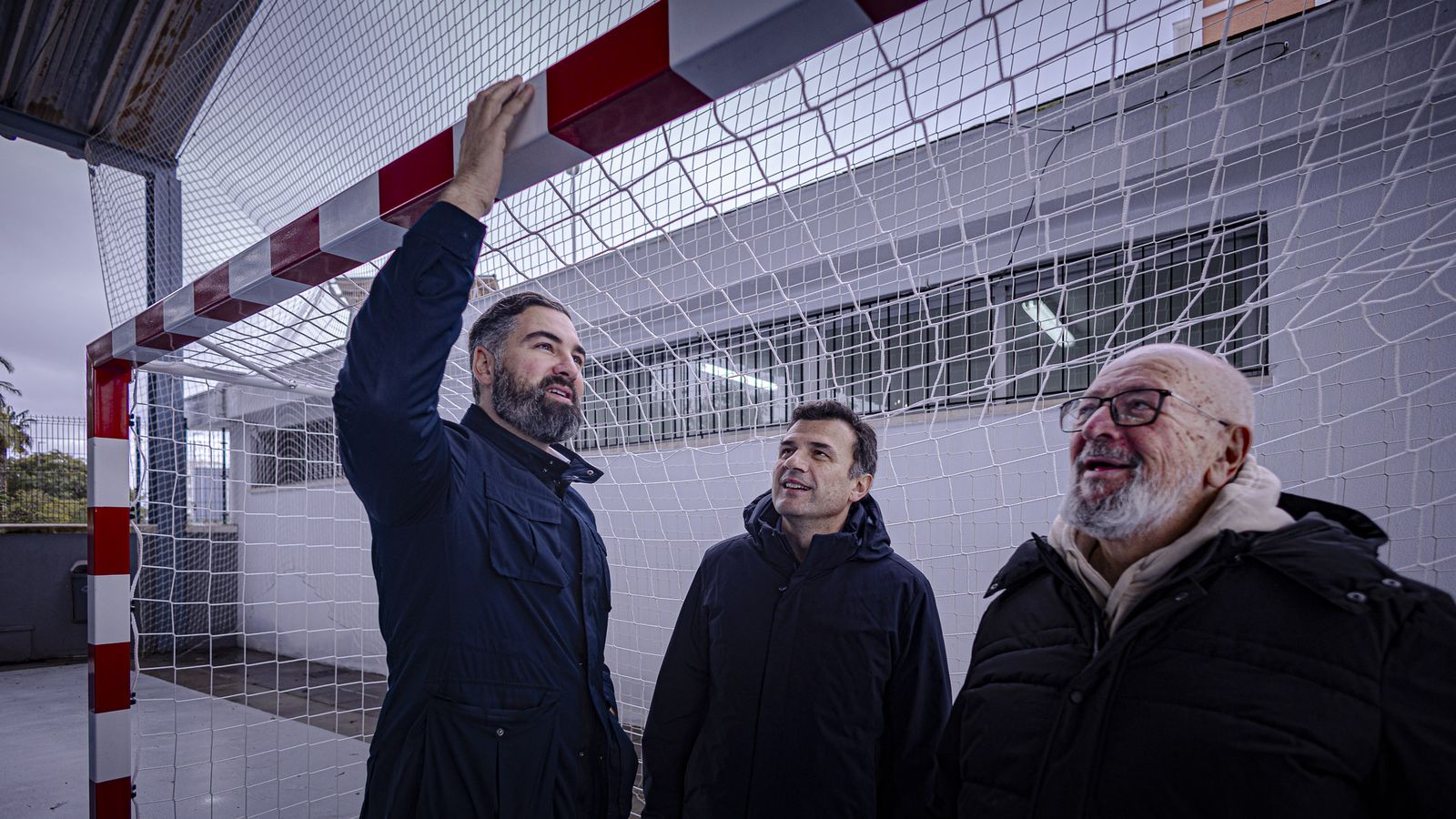 El alcalde, el concejal de Deportes y el representante de la A.VV. Loreto bajo los palos de una de las porterias del recinto