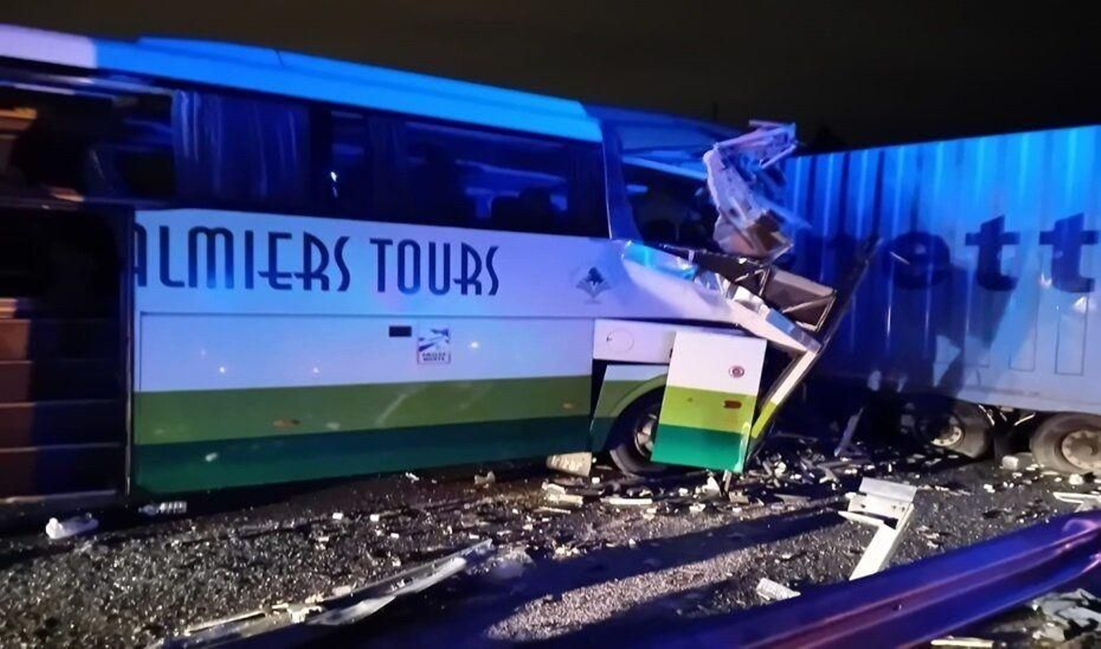 Susto en la carretera con un choque de un autobús en Víznar que causa once heridos