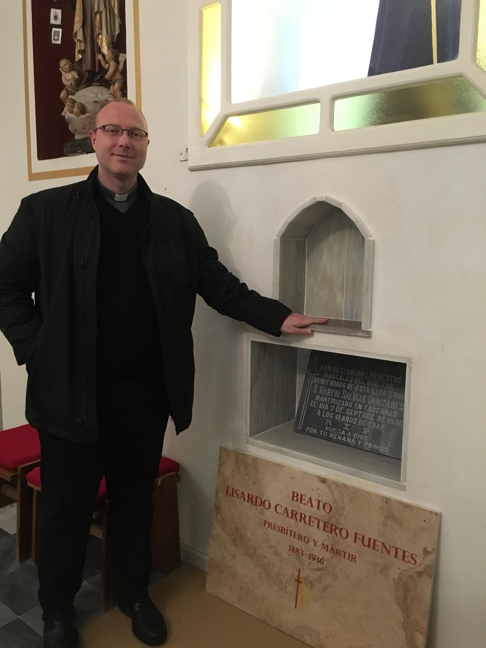 Párroco de Canjáyar, Jesús Martín Gómez, junto al lugar donde se ubicarán las reliquias del beato Lisardo Carretero.