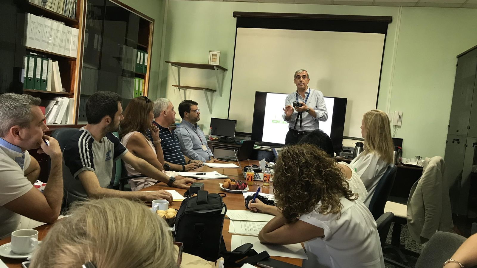 El doctor David Moreno, responsable de Dermatología, ofrece un curso de formación en teledermatología a médicos de familia.