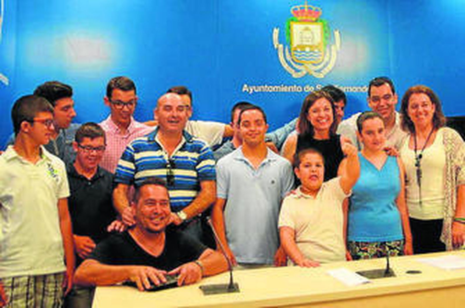 Integrantes del club deportivo Sanix La Isla, con Cavada y Lebrero.