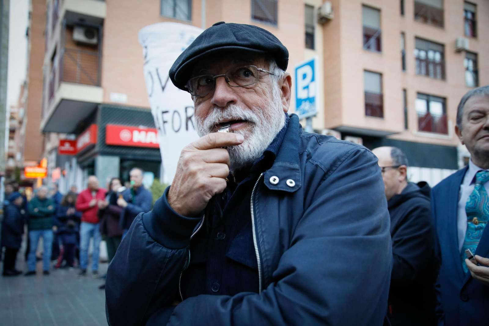 Imágenes de la protesta de los vecinos en la avenida del Mediterráneo  para reclamar paso de peatones con semáforo