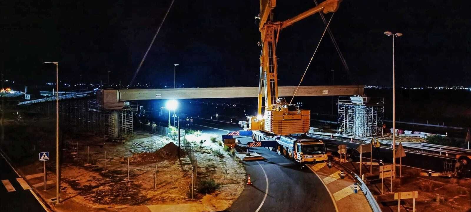 Colocación de la pasarela en Tres Caminos para conectar el polígono con la parada del  tranvía.