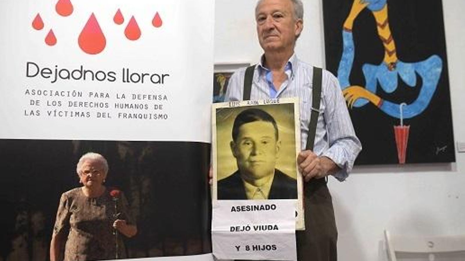 Un familiar de un represaliado muestra una fotografía del mismo. Un familiar de un represaliado muestra una fotografía del mismo.