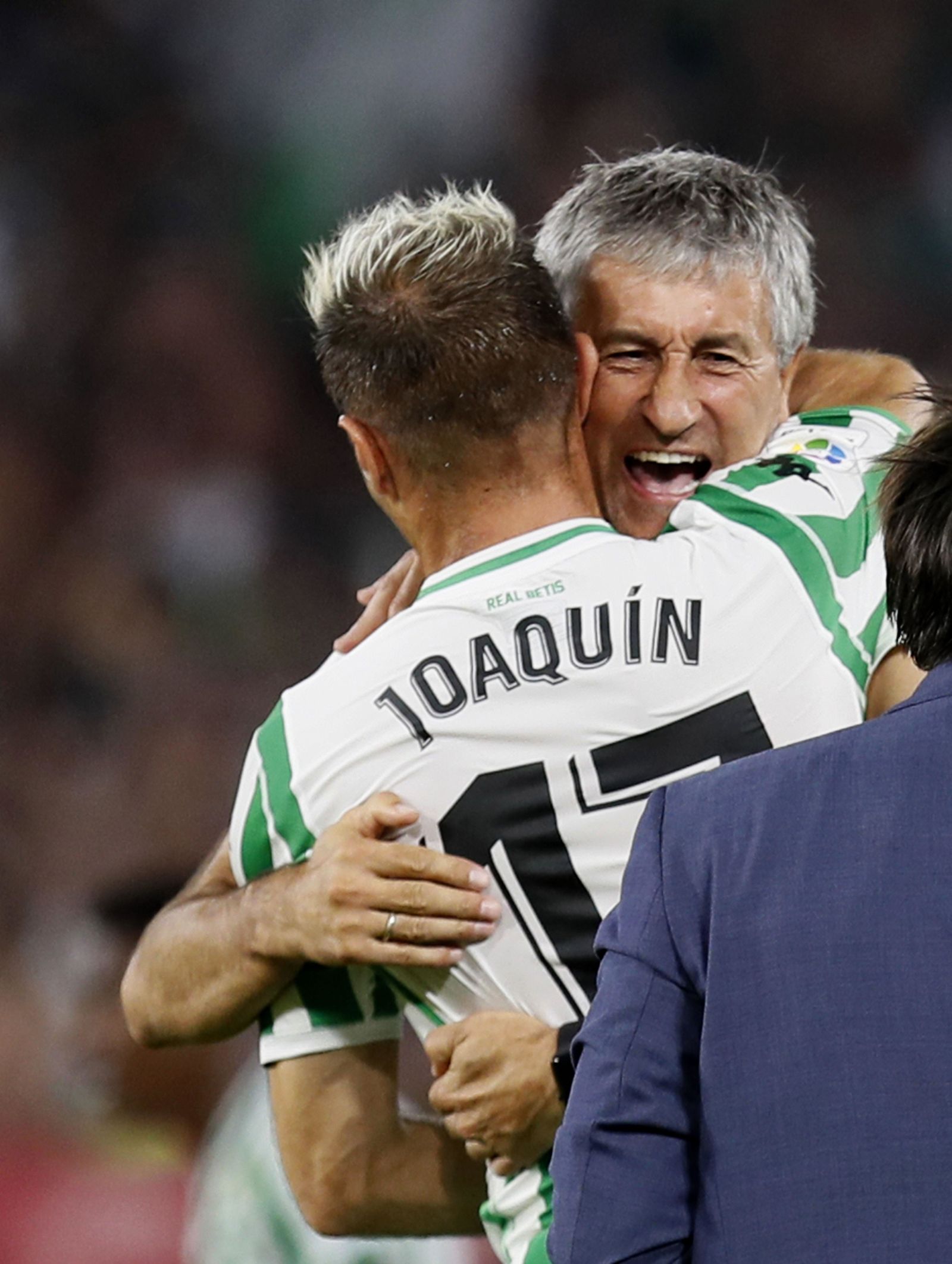 Joaquín celebra con Setién el triunfo en el derbi.