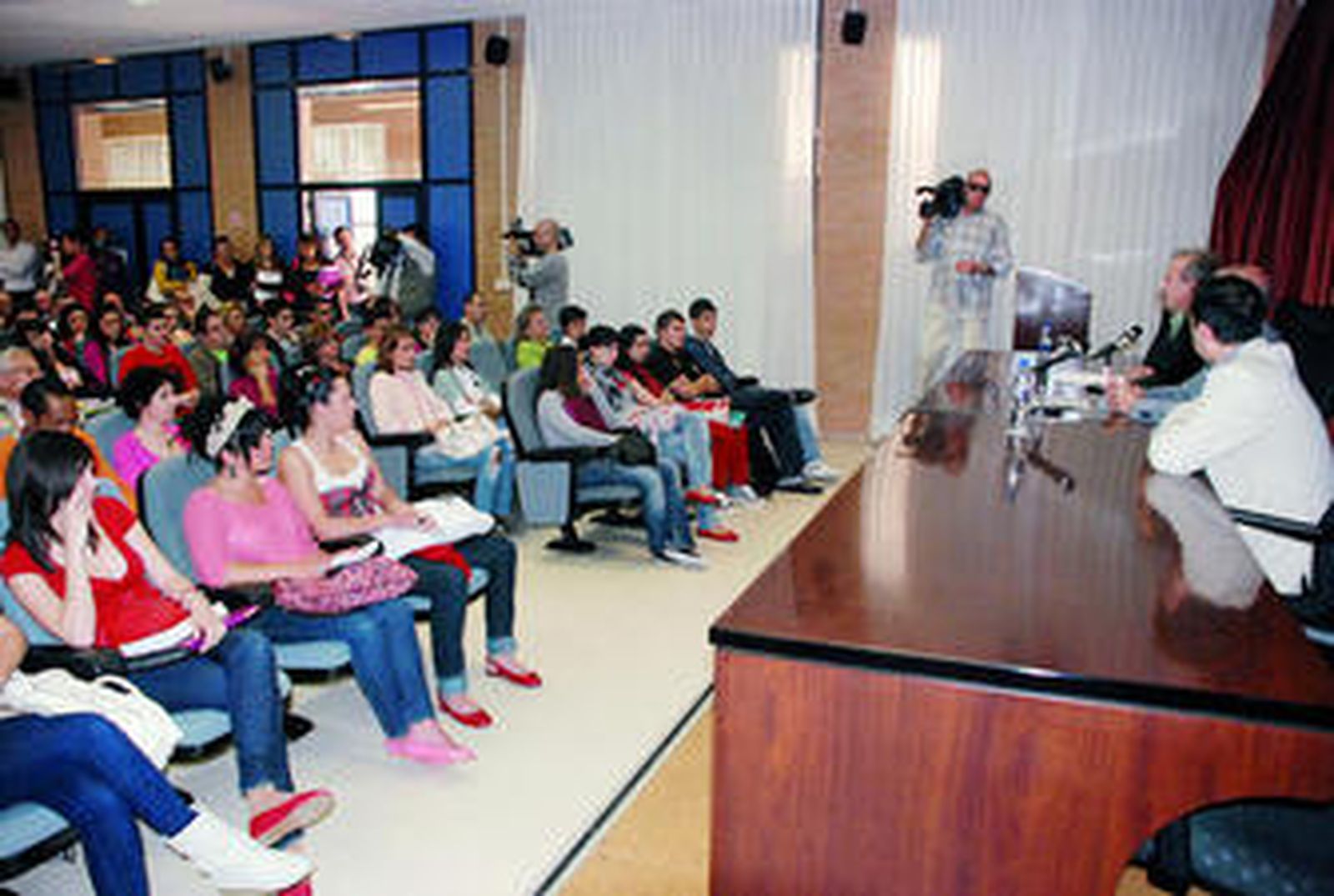 El Aula Magna de la Facultad de Humanidades se llenó de estudiantes.