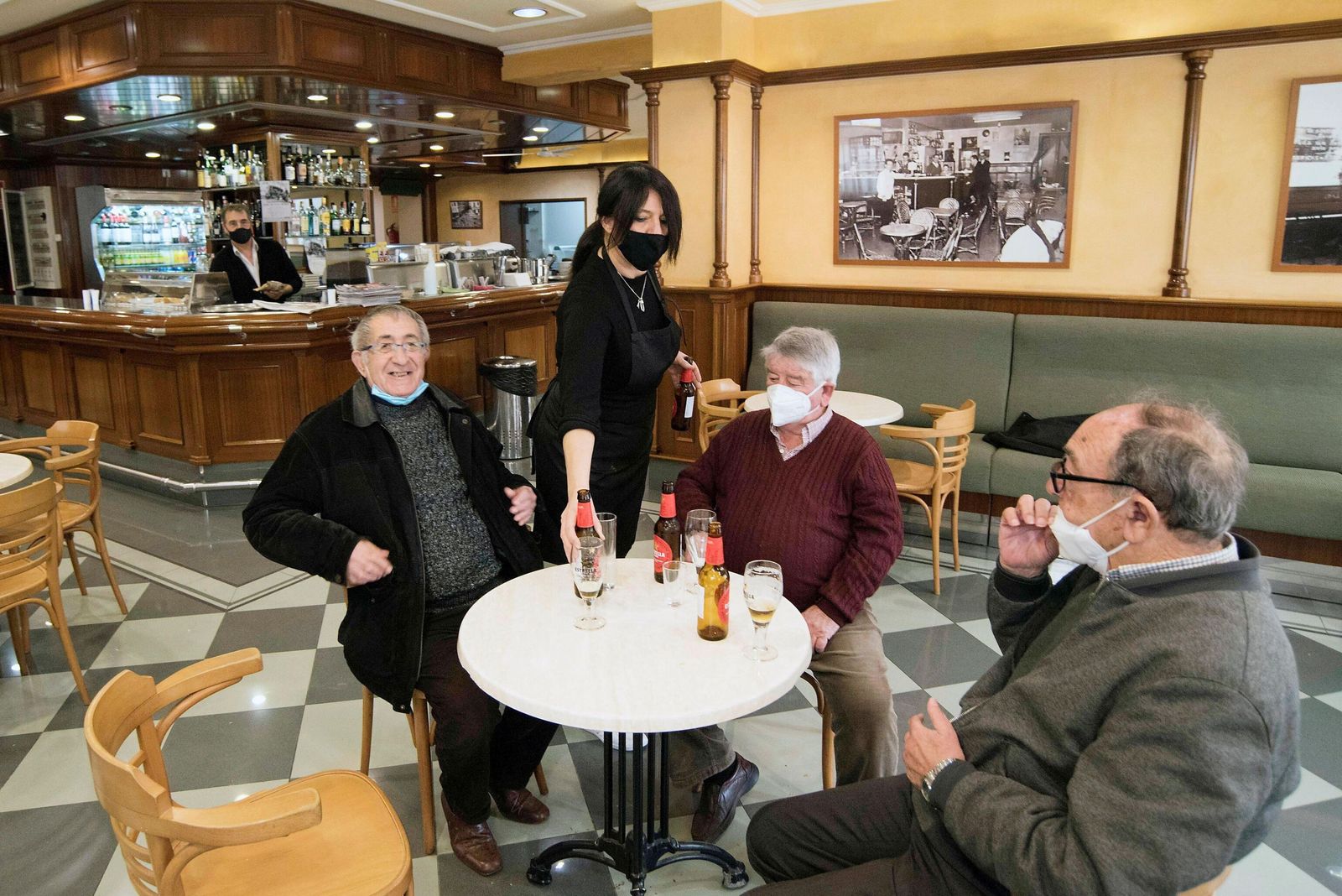 Desescalada en Granada: ¿Cuántas personas podrán reunirse en las casas y en los bares?