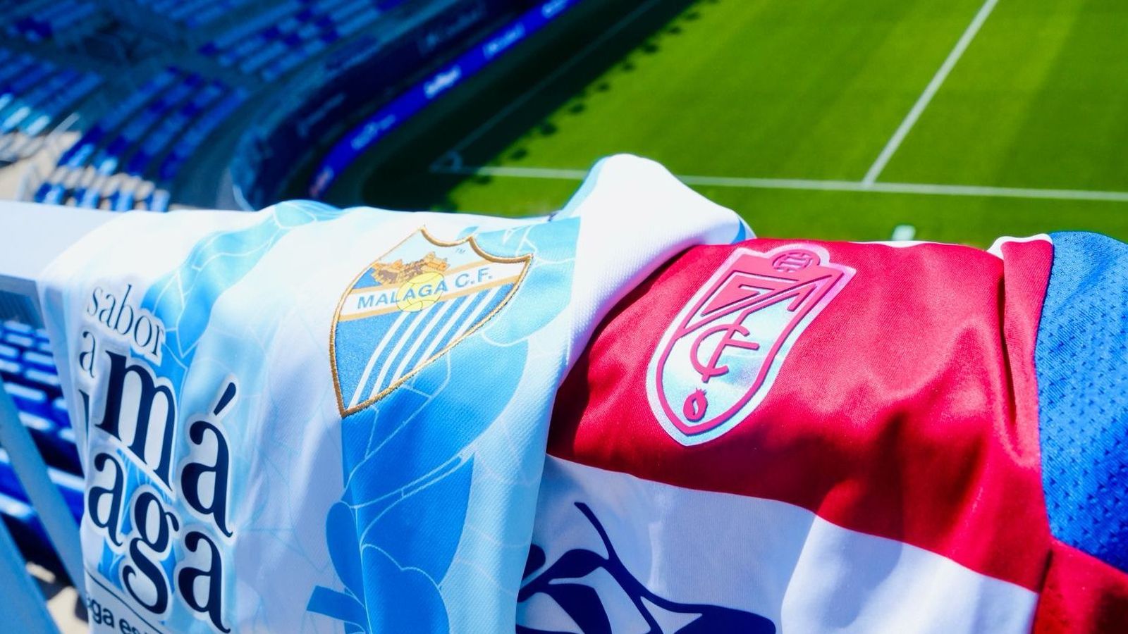 Escudos de ambos equipos